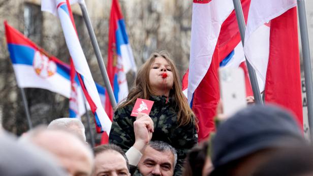 Nach den Wahlen wurde auf den Straßen Serbiens tagelang heftig protestiert.