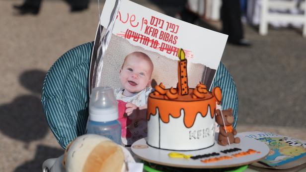 Symbolbild: Hostages families mark first birthday of baby Kfir Bibas held in Hamas captivity
