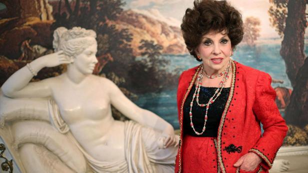 epa03559976 Italian actress Gina Lollobrigida, 85, poses in her house in Rome, Italy, 28 January 2013. Lollobrigida has pressed charges against her 44-year-old ex-companion for allegedly trying to swindle a court into making him the recipient of her estate. She told authorities in Rome Sunday that her ex-companion married her by proxy in Barcelona by obtaining private documents from the 1950s film star. According to her and her lawyer, the alleged swindler has performed other cons in the past. Her relationship with the man in question lasted from 2006 to 2007. EPA/ALESSANDRO DI MEO