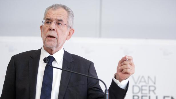 Alexander Van der Bellen bei einer Rede vor einem Mikrofon.