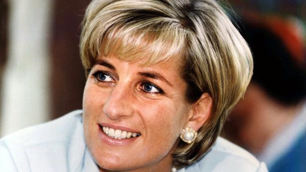 Prinzessin Diana lächelt mit ihrem blonden Bob und Perlenohrringen.
