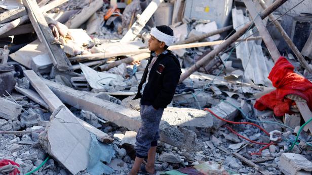 Palästinensischer Bub in einem nach einem israelischen Angriff zerstörten Haus in Rafah