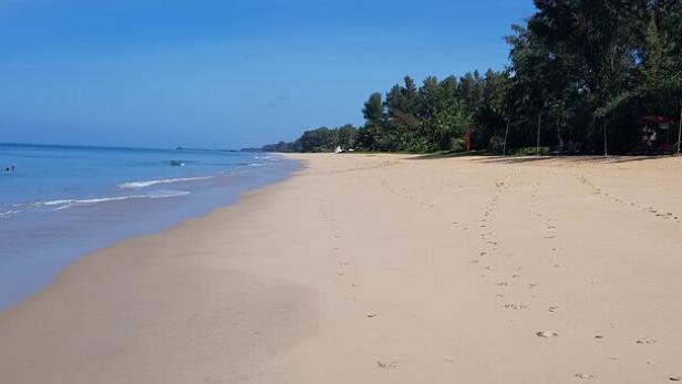 Natai Beach in der Provinz Phang Nga ist einer der leeren Flecken auf Phuket