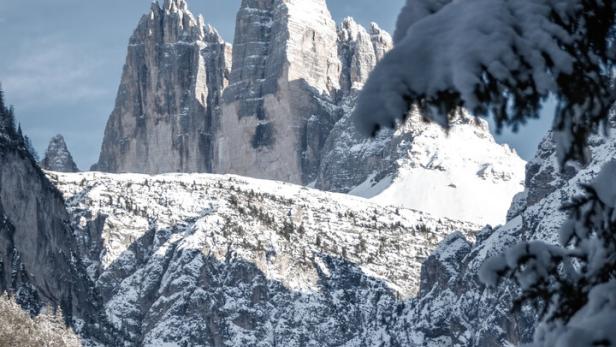 Blick auf die 3 Zinnen in den Dolomiten, Südtirol, Italien, Schneelandschaft, Berge