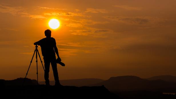 Fotograf mit Ausrüstung vor einer Sonnenfinsternis