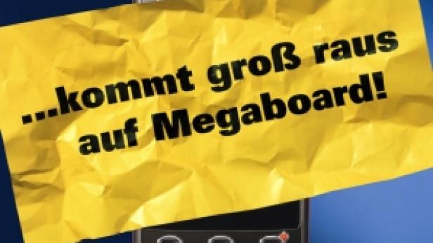 Ein LG KP500 Handy mit einem gelben Zettel, der für „Megaboard“ wirbt.