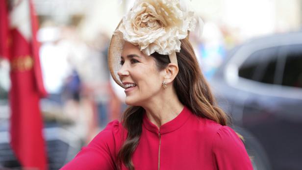 Kronprinzessin Mary von Dänemark mit einem Hut mit großer Blume.