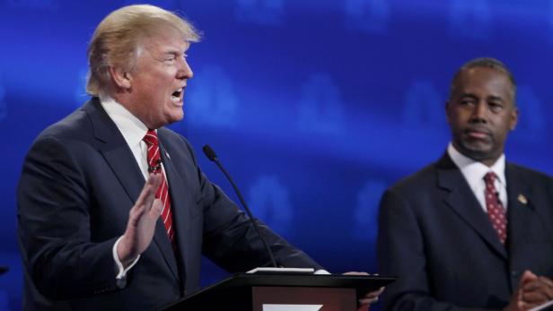 Donald Trump (l.) und Ben Carson bei der der Wahl-Debatte.