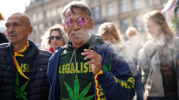Ein Demonstrant bei einer Demo für die Legalisierung von Cannabis in Kopenhagen im September 2023.