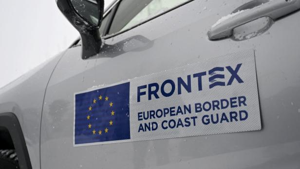 Auto mit Logo von Frontex im verschneiten Winter