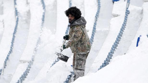 Mann schippt meterhohen Neuschnee in Buffalo im US-Bundesstaat New York
