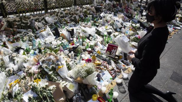 Unzählige Blumen in Gedenken an die Opfer der Massenpanik in Seoul 2022