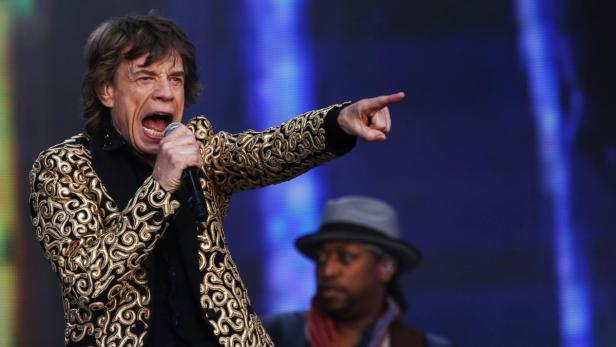 Mick Jagger of the Rolling Stones performs at the British Summer Time Festival in Hyde Park in London July 6, 2013. REUTERS/Luke MacGregor (BRITAIN - Tags: ENTERTAINMENT)