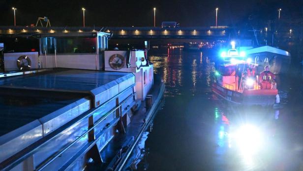 80-Meter-Schiff auf der Donau vor dem Untergang bewahrt