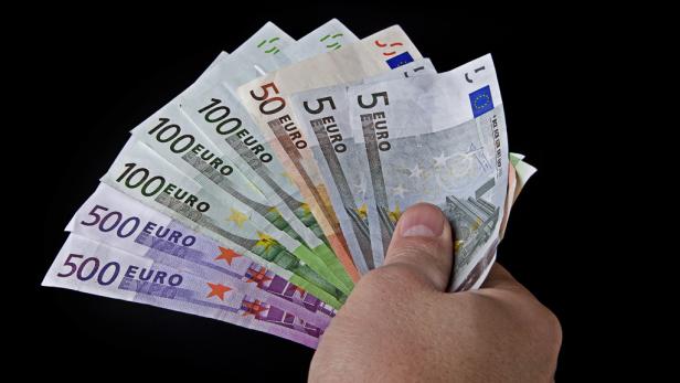 Österreicher wollen heuer 5460 Euro sparen
