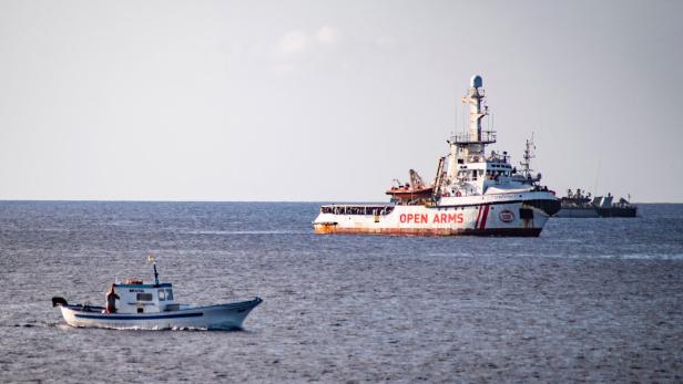 Das Rettungsschiff "Open Arms" transportiert Migranten über das Mittelmeer