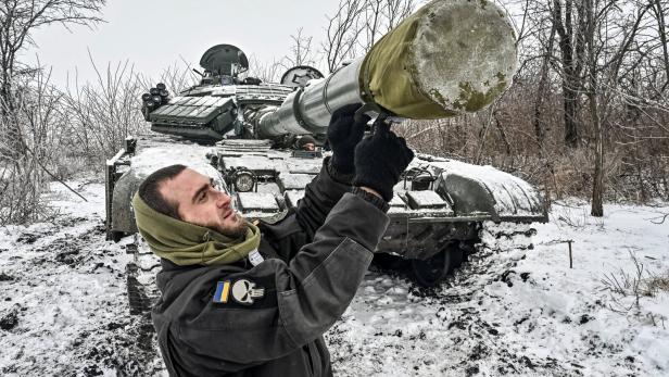 Streit in der EU: Wer zahlt für Waffen für die Ukraine?