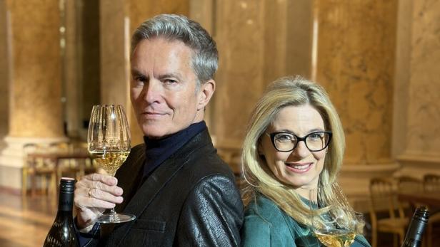 Weinpate Alfons Haider gemeinsam mit Jägerball-Chefin Christa Kummer-Hofbauer
