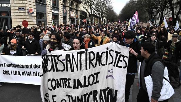 Verschärftes Einwanderungsgesetz: Zehntausende protestieren in Frankreich