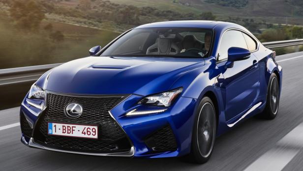 Ein blauer Lexus RC F fährt auf einer Landstraße.