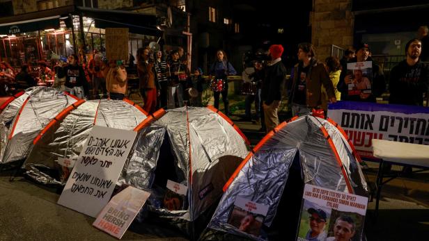 Demonstranten und Familienangehörige von Geiseln zelten in der Nähe der Residenz des israelischen Premierministers Benjamin Netanjahu.
