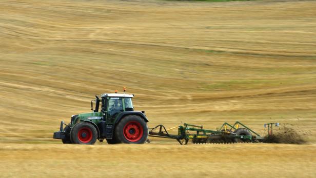 Nordrhein-Westfalen/ Ein Landwirt faehrt am Dienstag (28.08.12) bei Ennepetal mit einem Traktor vom Typ Fendt 820 und einem Grubber ueber ein abgeerntetes Getreidefeld. Foto: Sascha Schuermann/dapd