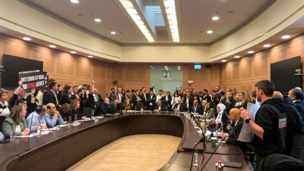 Angehörige der entführten Geiseln stürmen eine Sitzung eines israelischen Parlamentsausschusses.