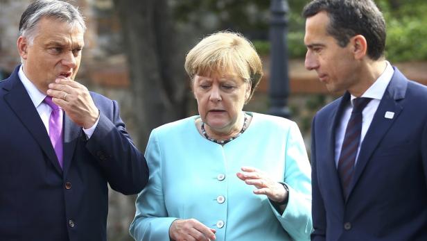 Angela Merkel steht zwischen Viktor Orbán und einem weiteren Mann.