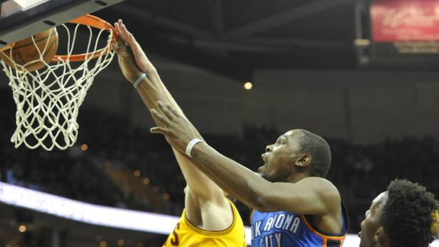 Ein Basketballspieler von Oklahoma City erzielt einen Korb.