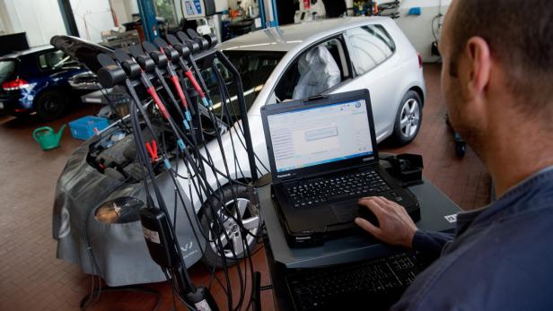 Probleme mit der Software werden mit der Vernetzung der Autos noch weiter zunehmen. Experten befürchten Cyberattacken.