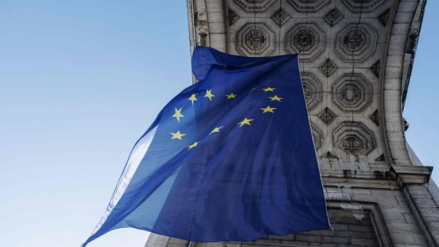 EU-Flagge in Brüsseler Triumphbogen