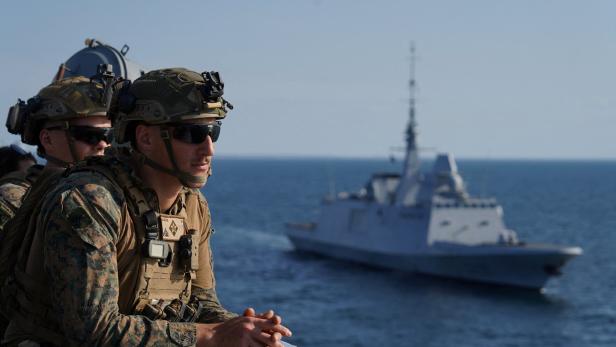 Symbolbild: Nato-Schiff und US-Offiziere