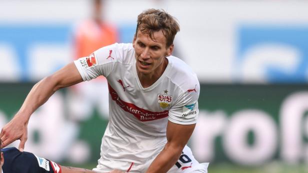 Ein Fußballspieler des VfB Stuttgart im weißen Trikot während eines Spiels.