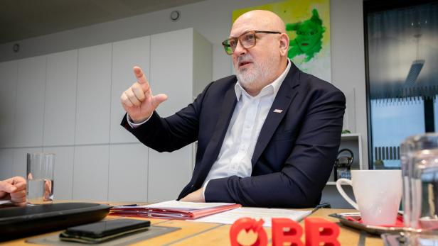 ÖBB-Chef Matthä entschuldigt sich öffentlich bei den Bahnkunden