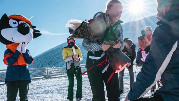 Romantischer Heiratsantrag am Berggipfel geht viral