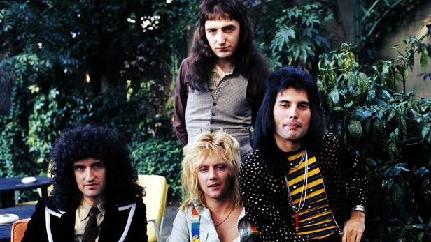 Queen zu besten Zeiten: Brian May, John Deacon (stehend), Roger Taylor und Freddie Mercury)