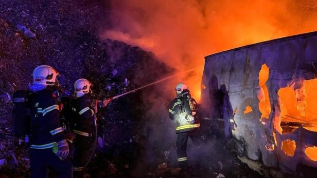 Riesiger Feuerschein: Brand in einem Müllbetrieb in St. Pölten