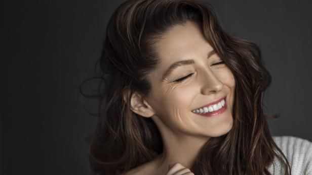 Eine lächelnde Frau über 40 Jahre alt.