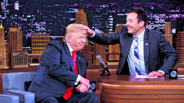 Es ist bewiesen – Donald Trump trägt keine Toupet: Moderator Jimmy Fallon machte einen Haartest.