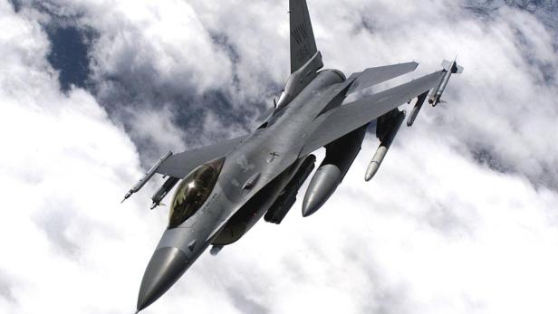 F-16-Kampfjet in den Wolken