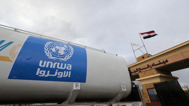 UNRWA-Lkw steht beim Grenzübergang Rafah.