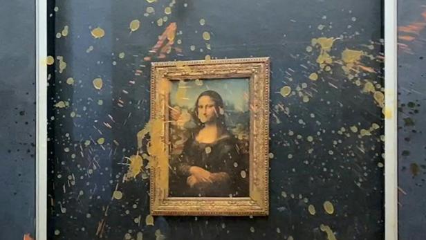 Suppenspritzer rund um das Bild der Mona Lisa im Louvre 