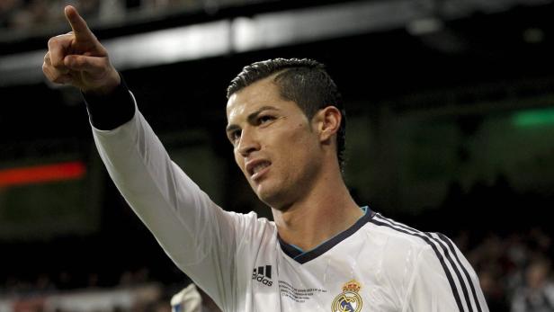 epa03705469 Real Madrid&#039;s Portuguese striker Cristiano Ronaldo gestures during the King&#039;s Cup soccer final match between Real Madrid and Atletico Madrid at Santiago Bernabeu stadium in Madrid, central Spain, 17 May 2013. EPA/JUANJO MARTIN