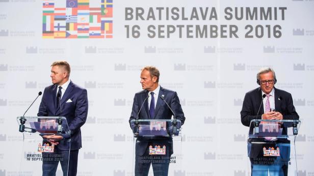 Gipfel in Bratslava: Der slowakische Premier Robert Fico (l.), Präsident des Europäischen Rates, Donald Tusk (M.) und Kommisionspräsident Jean-Claude Juncker.