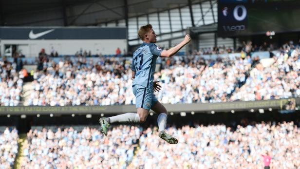Kevin De Bruyne jubelt für Manchester City vor einer Zuschauermenge.
