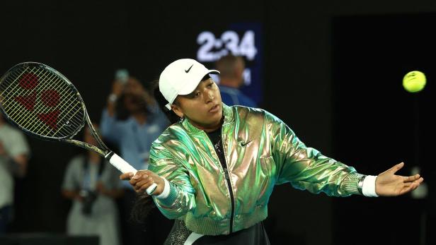 Naomi Osaka beim Aufschlag während eines Tennisspiels.