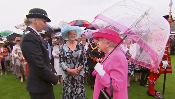 Queen Elizabeth II. beim Gespräch mit der Beamtin