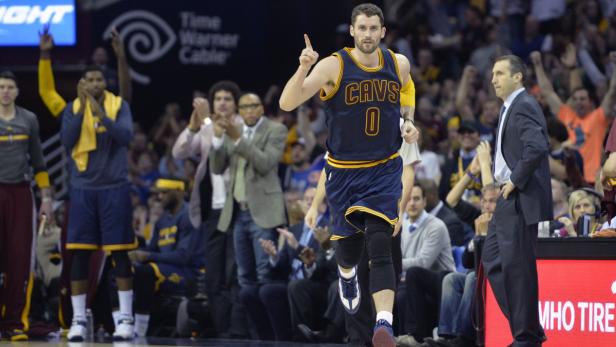 Kevin Love von den Cleveland Cavaliers jubelt auf dem Spielfeld.