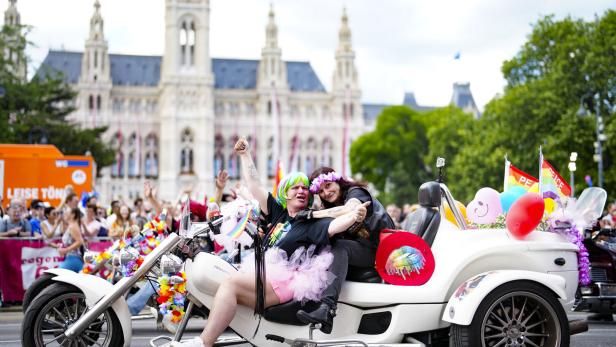 Wiener Regenbogenparade: Pride Village kehrt am Rathausplatz zurück