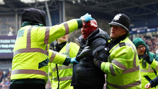Blut und Randale: Englands Fußball von Gewalt eingeholt